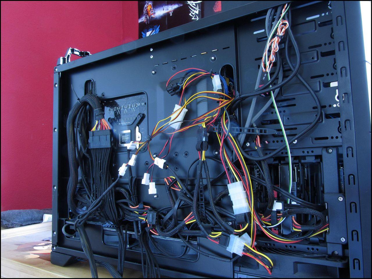 [04/10/2012] Update vom 04.10.: Platte im Carbon-Look mit Raven-Logo und beleuchteter SSD-Halterung (2)