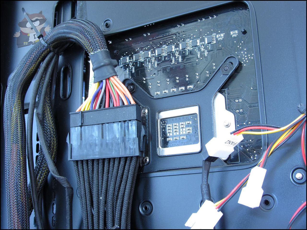 [04/10/2012] Update vom 04.10.: Platte im Carbon-Look mit Raven-Logo und beleuchteter SSD-Halterung (3)