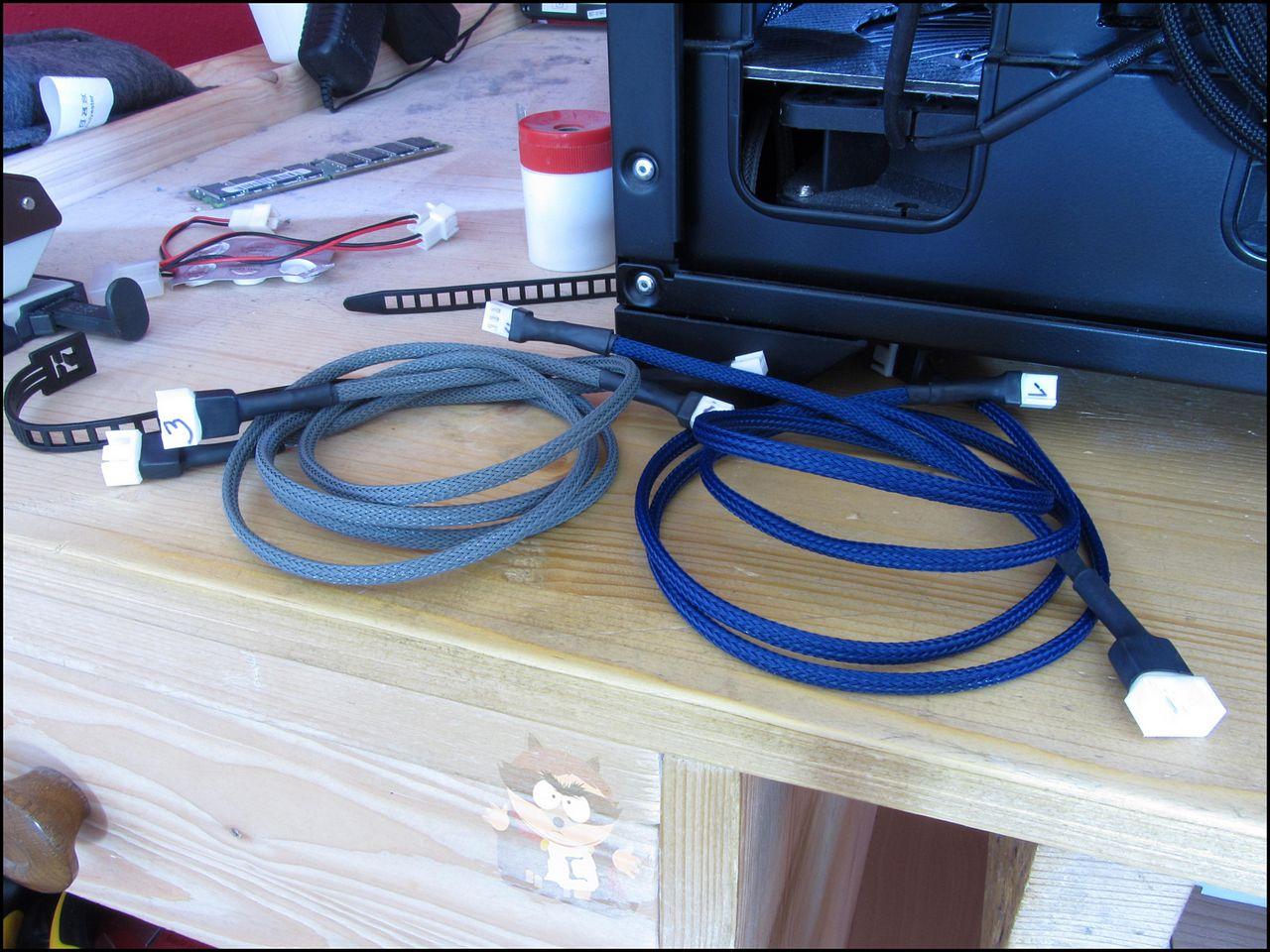 [04/10/2012] Update vom 04.10.: Platte im Carbon-Look mit Raven-Logo und beleuchteter SSD-Halterung (6)