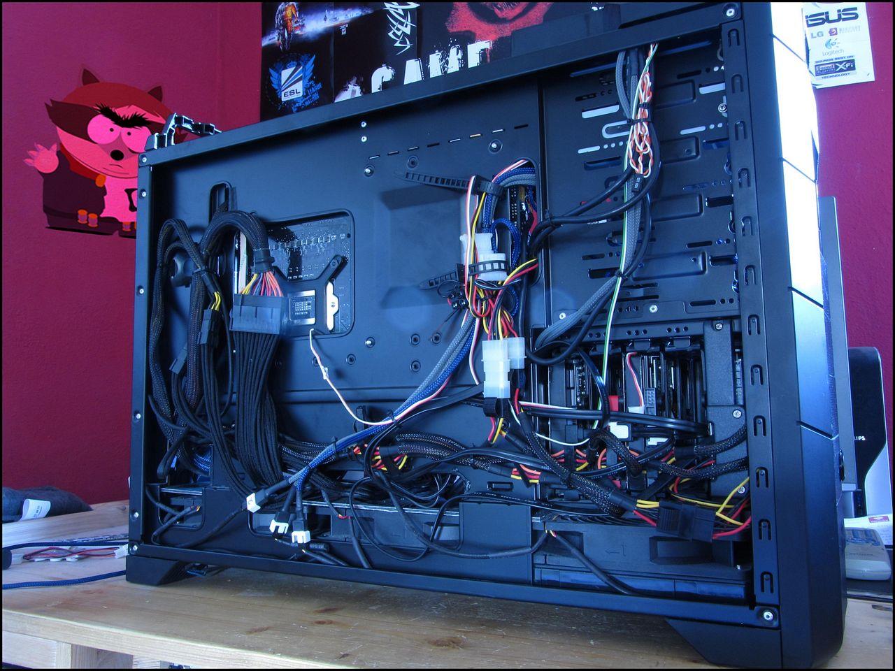 [04/10/2012] Update vom 04.10.: Platte im Carbon-Look mit Raven-Logo und beleuchteter SSD-Halterung (7)