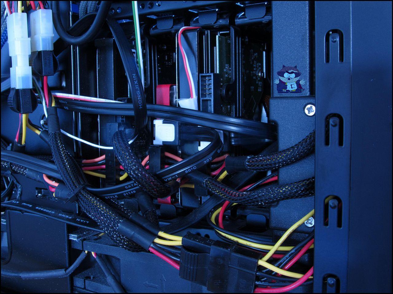 [04/10/2012] Update vom 04.10.: Platte im Carbon-Look mit Raven-Logo und beleuchteter SSD-Halterung (8)