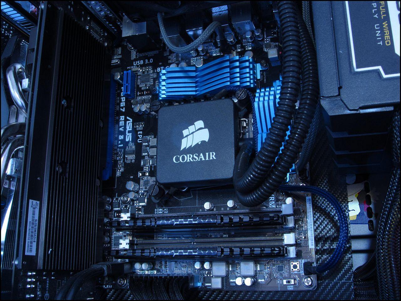 [04/10/2012] Update vom 04.10.: Platte im Carbon-Look mit Raven-Logo und beleuchteter SSD-Halterung (9)