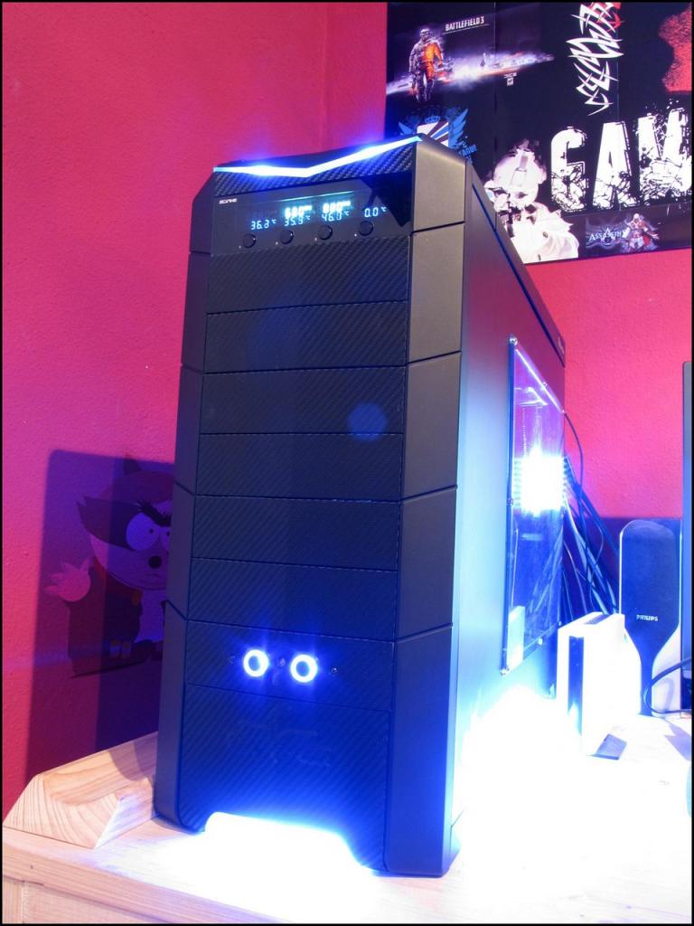 [04/10/2012] Update vom 04.10.: Platte im Carbon-Look mit Raven-Logo und beleuchteter SSD-Halterung (10)