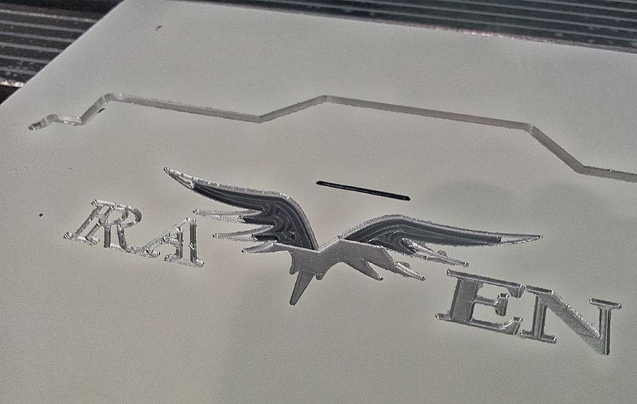[04/10/2012] Update vom 04.10.: Platte im Carbon-Look mit Raven-Logo und beleuchteter SSD-Halterung (18)