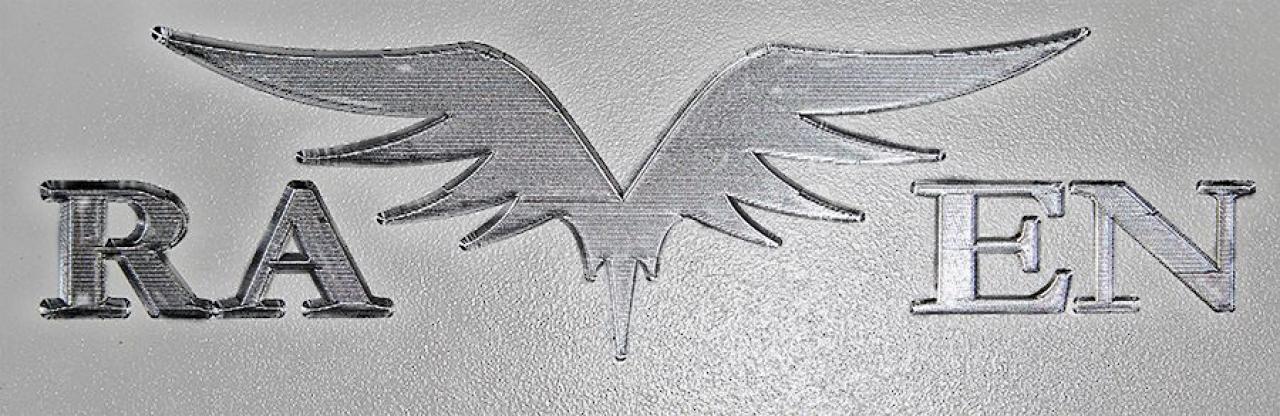 [04/10/2012] Update vom 04.10.: Platte im Carbon-Look mit Raven-Logo und beleuchteter SSD-Halterung (20)