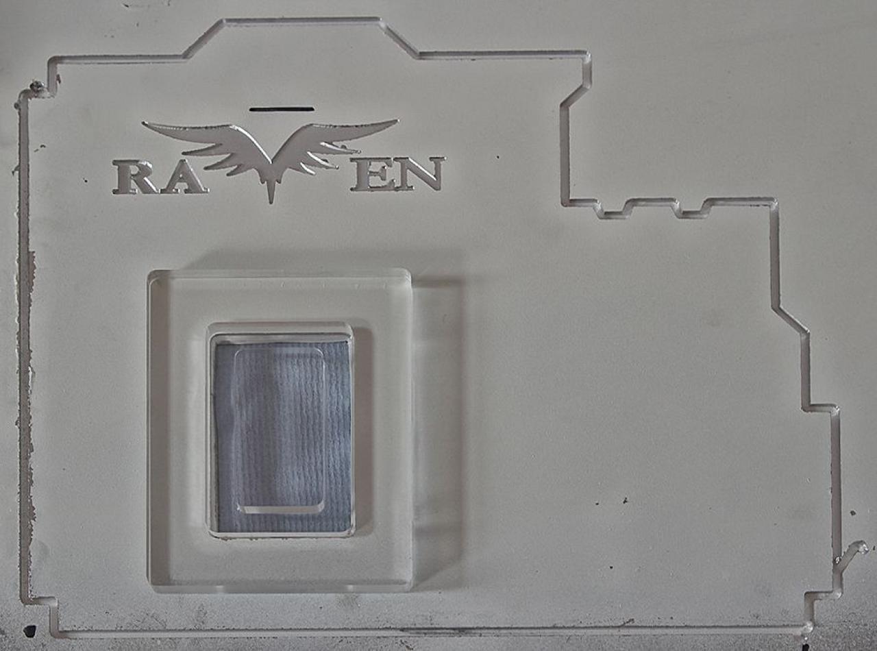 [04/10/2012] Update vom 04.10.: Platte im Carbon-Look mit Raven-Logo und beleuchteter SSD-Halterung (22)
