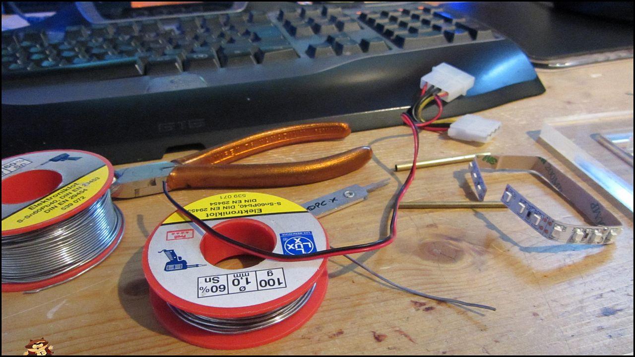 [04/10/2012] Update vom 04.10.: Platte im Carbon-Look mit Raven-Logo und beleuchteter SSD-Halterung (24)