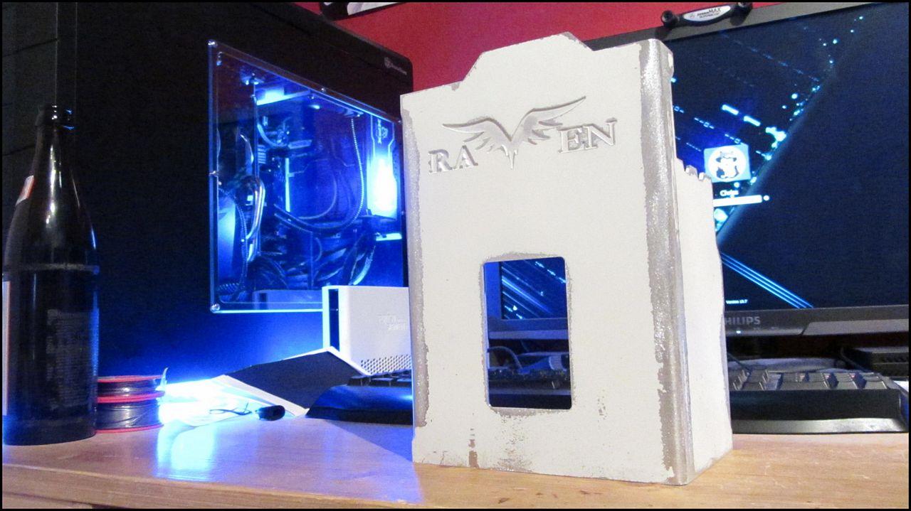 [04/10/2012] Update vom 04.10.: Platte im Carbon-Look mit Raven-Logo und beleuchteter SSD-Halterung (27)