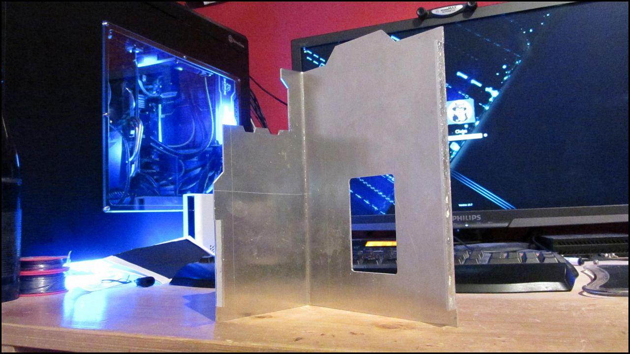 [04/10/2012] Update vom 04.10.: Platte im Carbon-Look mit Raven-Logo und beleuchteter SSD-Halterung (28)