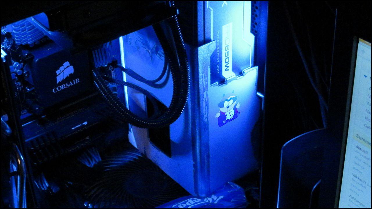 [04/10/2012] Update vom 04.10.: Platte im Carbon-Look mit Raven-Logo und beleuchteter SSD-Halterung (29)