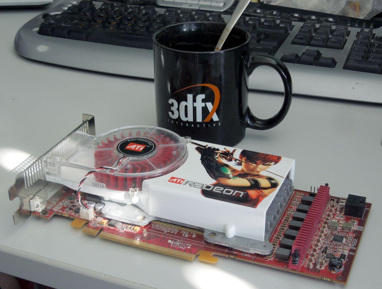 [05/10/2012] Da hat unser Raff aber eine ganz schön nostalgische Grafikkarte (und Tasse ...) aus den Tiefen seines Lagers hervorgeholt. Wie uns Herr Vötter versicherte, erkennt er diese Radeon sogar im Halbschlaf mit verbundenen Augen an ihrem ganz besonderen Lüftergeräusch. Raten Sie doch mal, um welche (damals noch ATI-)Karte es sich handelt. 