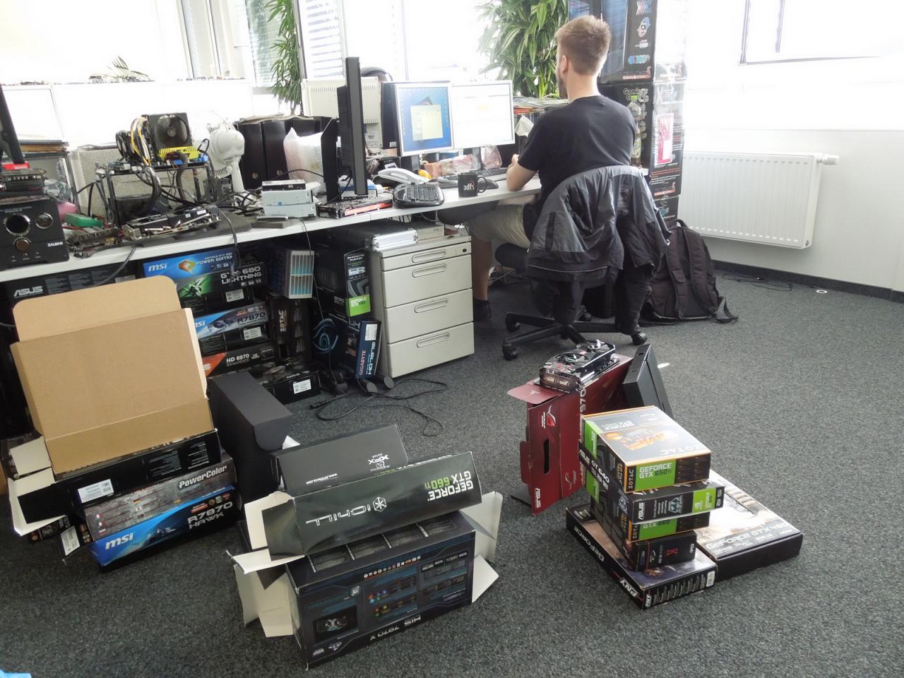 [19/10/2012] Raff, die Zweite: Diesmal ist unser VGA-Star wieder mit für unser Magazin profitablen Dingen beschäftigt. Da dieses Bild für sich alleine spricht, brauchen wir wohl nicht noch erwähnen, was Kollege Vötter aktuell macht.