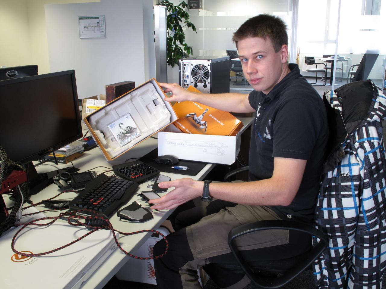 [26/10/2012] Der Auftrag des Spieleonkels, die von ihm getestete Mad Catz Strike 7-Tastatur wieder ordnungsgemäß in ihre Verpackung zu verfrachten, gestaltet sich für unseren Johannes wohl etwas schwierig. Das Dingen besteht ja aus so vielen Einzelteilen, ist sonderbar geformt und auch noch modular. Herr Goltz, hätten Sie mal beim Unboxing-Video besser aufgepasst, dann ginge das Ganze viel lockerer von der Hand - ja, ja der Stöwer hat aber auch immer gut reden. :)