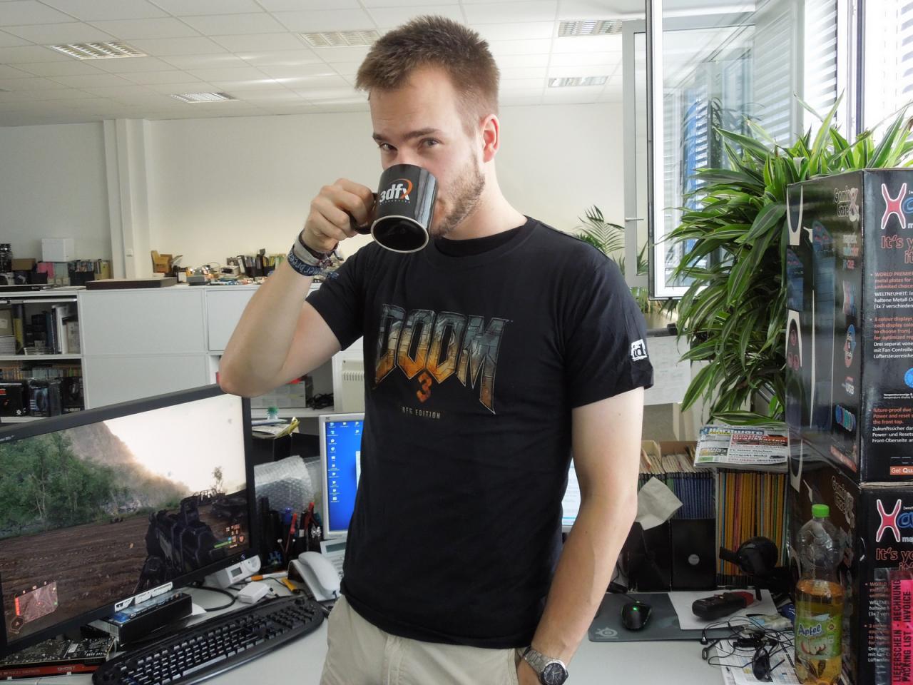 [19/10/2012] Nochmal unser Raff und wie an seiner Kleidung zu sehen ist, hat ihn das Doom 3 BFG-Fieber voll gepackt. Und seine Lieblingstasse hält er hier auch nicht nur einfach nur so in die Kamera: Hier ist sein Beruhigungstee drin, dem man Linderung bei plötzlich Auftretendem id-Shooter-Fieber nachsagt. 