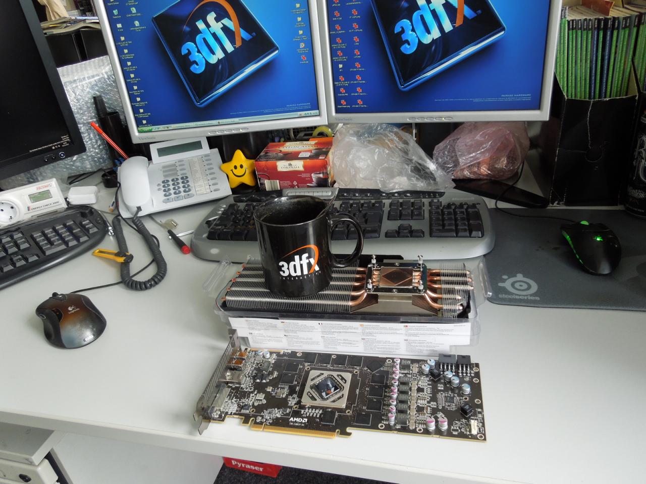 [05/10/2012] Unser Testmuster der Radeon HD 7970 GHz Edition litt von Anfang an unter einem Kabelbruch, nun dreht der Lüfter unter Last nicht mehr hoch und die Karte überhitzt. Unser VGA-Rettungsservice Raff packt die Situation beim Schopfe respektive die Karte am PCB und gedenkt, sie mithilfe eines Accelero Xtreme 7970 wieder flott zu machen. 