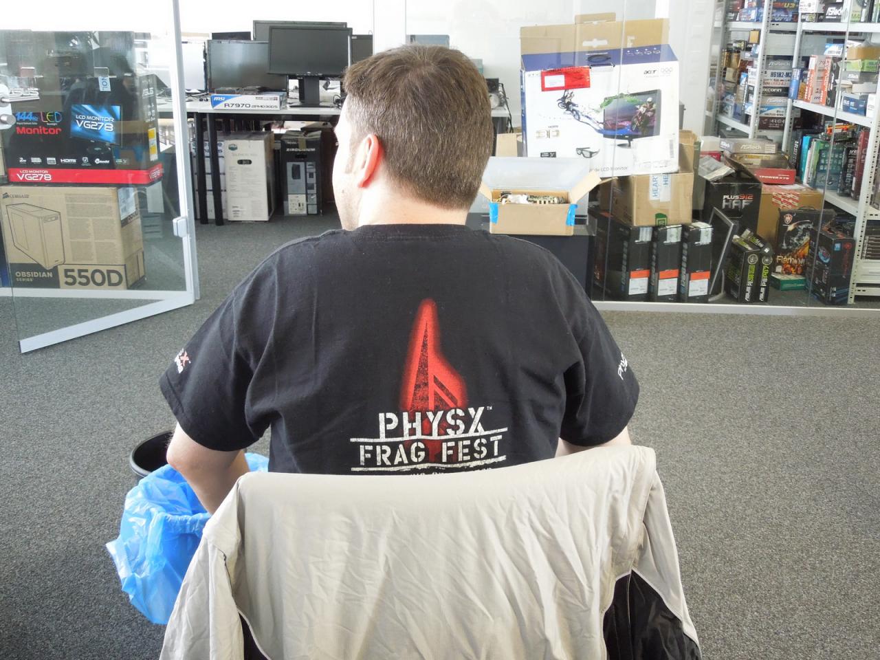 [19/10/2012] Carsten schreibt nicht nur oft über Retro-Hardware sondern besitzt in seinem Kleiderschrank auch T-Shirts von Anno Dazumal. Zugegeben, so alt ist das Physx-Shirt jetzt noch nicht, allerdings steht auf den Ärmeln des Kleidungsstücks noch Ageia Physx und das ist ja doch schon ein Weilchen her.