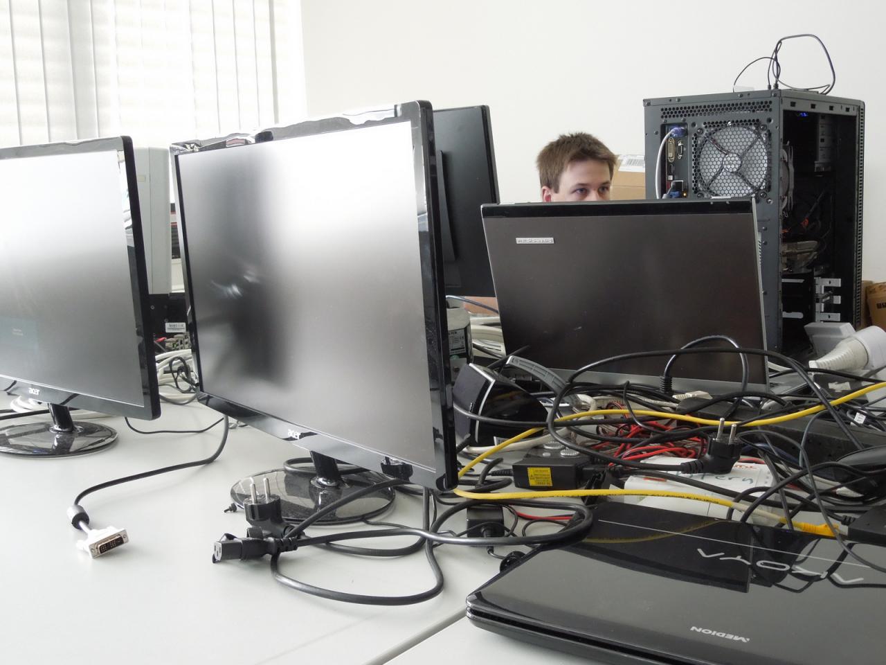 [05/10/2012] Man könnte jetzt glauben wir wollten hier im Bild festhalten, wie sich Prakti Johannes im Testlabor versteckt, damit wir ihn nicht mit Arbeit überhäufen. Weit gefehlt, denn Herr Goltz sucht die Ruhe des Testlabors, weil er seinen Super-Silent-PC zusammenbaut. Da stört die Geräuschkulisse in der Redaktion natürlich gewaltig. 
