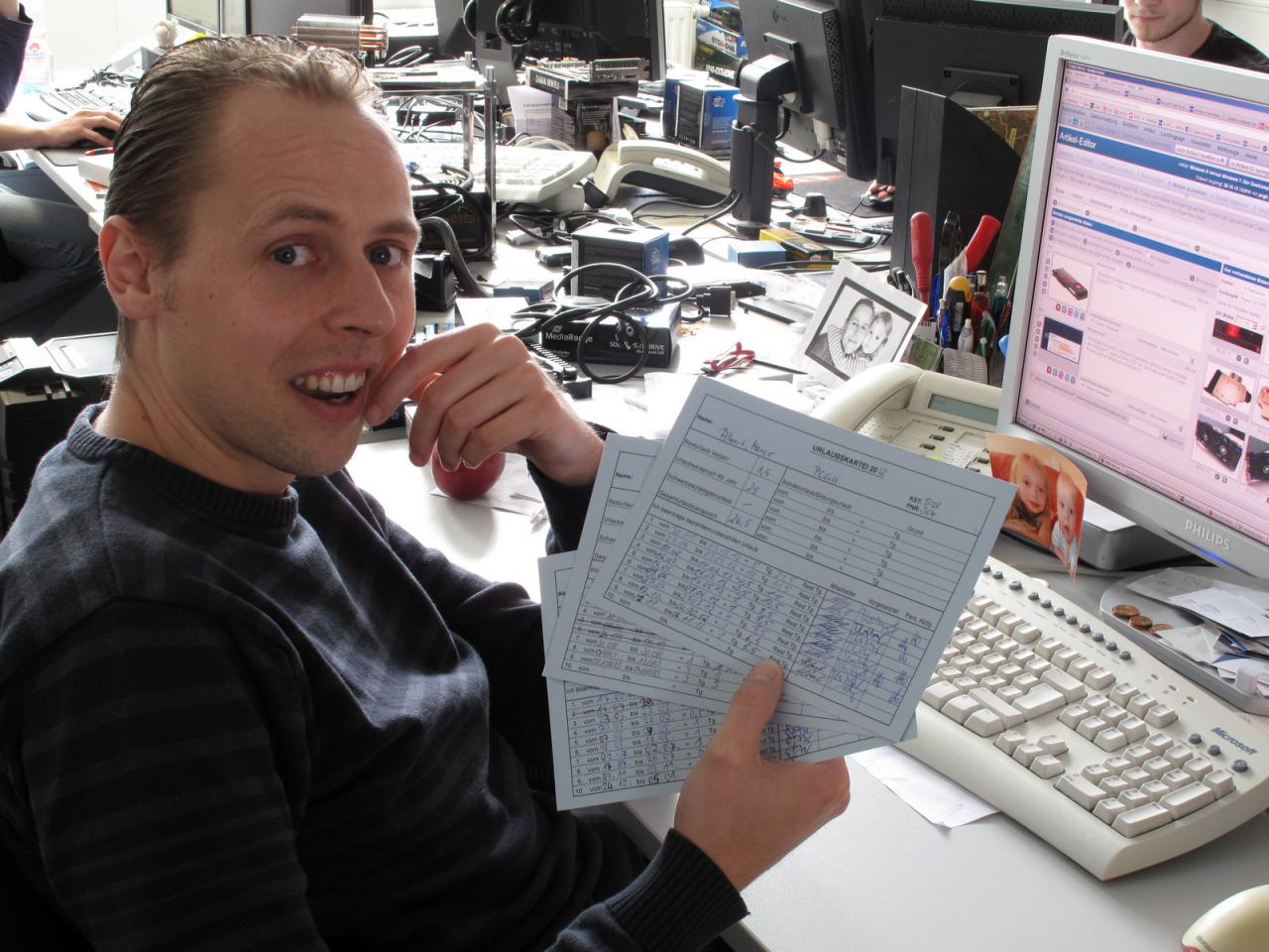 [26/10/2012] Die Redakteurskollegen, dessen Urlaubsscheine der gute Marco hier in der Hand hält, können sich freuen. Von seiner Orga für die PCGH 12/2012 höchst zufrieden, gibt er den Herren doch gerne ein paar freie Tage und ein Lächeln dazu. Oder lacht Herr Albert hier nur, weil sich die Urlaubstermine der Kollegen aber auch überhaupt nicht mit seinen Planungen decken.?