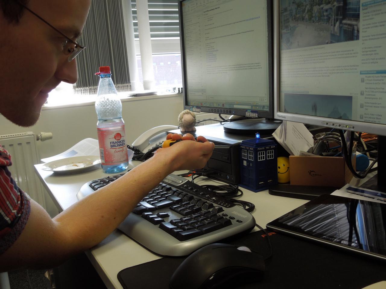 [19/10/2012] Daniel wollte uns unbedingt seine ganz spezielle Telefonzelle zeigen, die er in der kommenden Pad&Phone 03/2012 vorstellen wird. Telefonieren kann er mit dem Kleinod zwar nicht, aber dafür hat er ja auch die edelsten Smartphones an seinem Platz gestapelt. Erkennen Sie, was das ganz! besondere an Herrn-Möllendorfs USB-Telefonhäuschen ist? Nutzen Sie die Kommentarfunktion. 