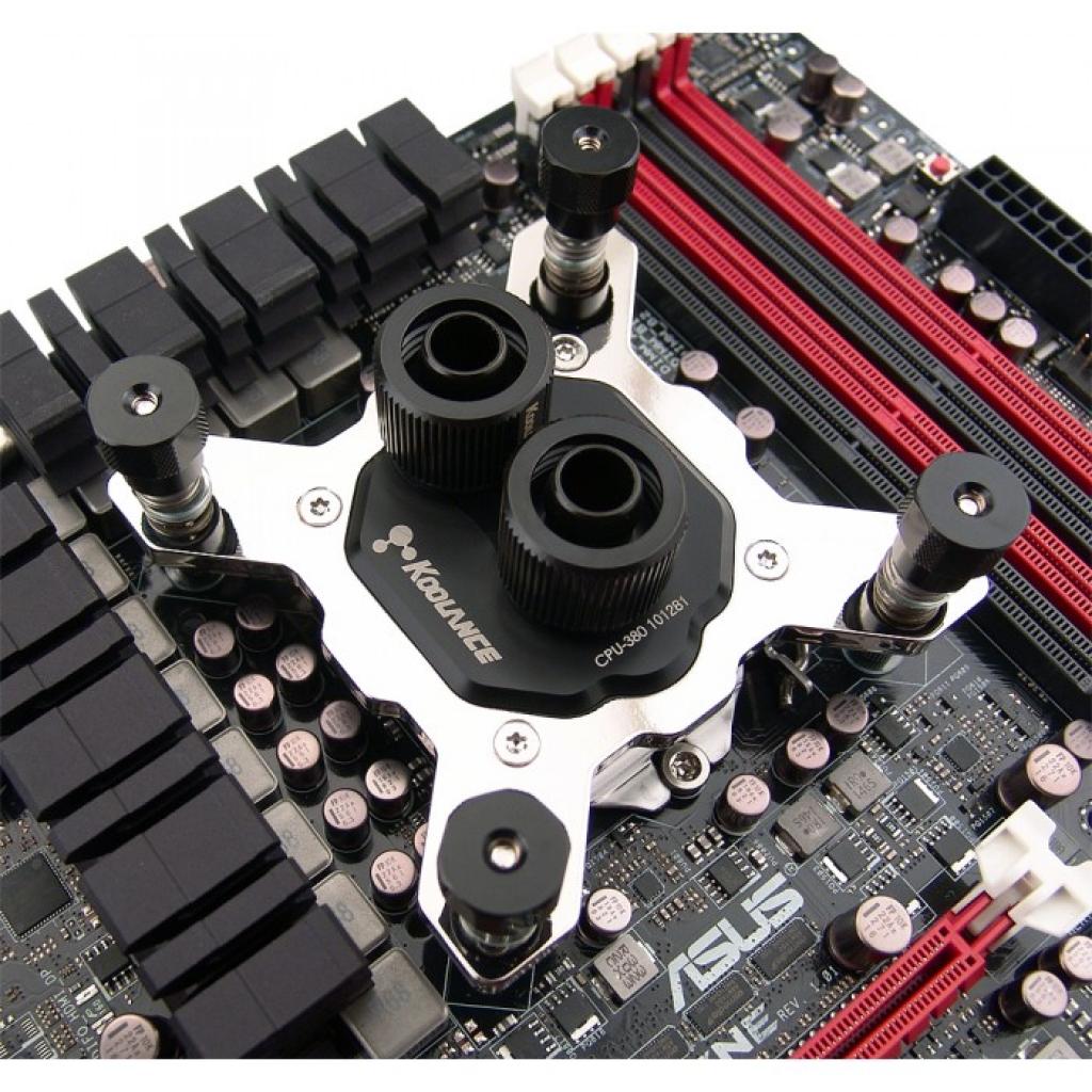 [31/10/2012] Optisch tritt der Koolance CPU-380 deutlich imposanter auf, als sein Vorgänger.