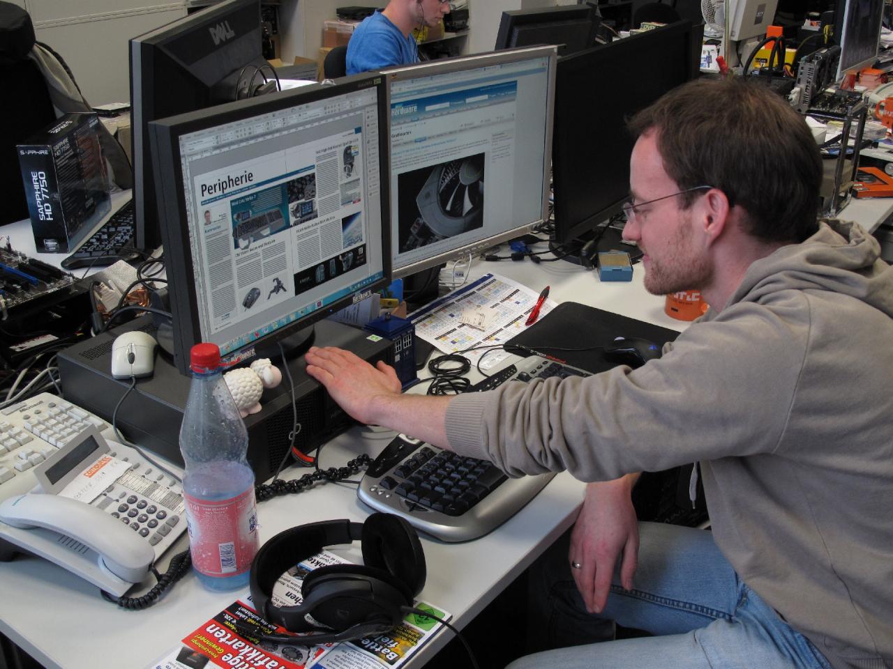 [12/10/2012] Daniel ist unterdessen ganz begeistert von seinem neuen Arbeits-Knecht. Den hat er schon ein bisschen früher als die anderen Kollegen bekommen. Umso schöner scheint das Gerät zu werkeln. Er war auf jeden Fall absolut zufrieden mit der neuen Hardware ...
