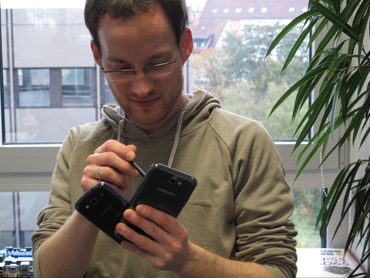 [12/10/2012] Ja, bei Daniel sind wir fündig geworden. Aufgrund der Arbeit an der Pad & Phone hat er ja schließlich den neuen Komplett-PC spendiert bekommen. Jetzt darf er sich mit dem Galaxy Note 2 und dem S3 vergnügen. Das wird sicherlich ein schönes Wochenende.