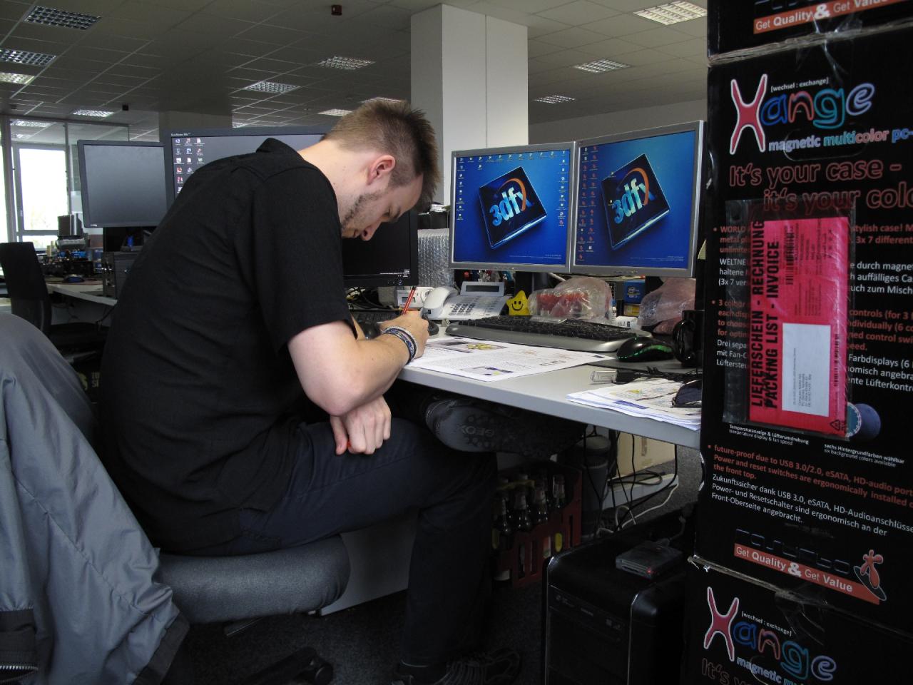 [12/10/2012] Unser guter Raff gönnt sich keine Pause. Nachdem er schon lange am Radeon-Tuning (7 Seiten in der PCGH 12/2012) gearbeitet hat, muss er zwischenzeitlich auch noch die Artikel von anderen Redakteuren kontrollieren. Aber das macht er natürlich auch ganz gern mal. Ein bisschen Abwechslung ist schließlich auch nicht falsch.
