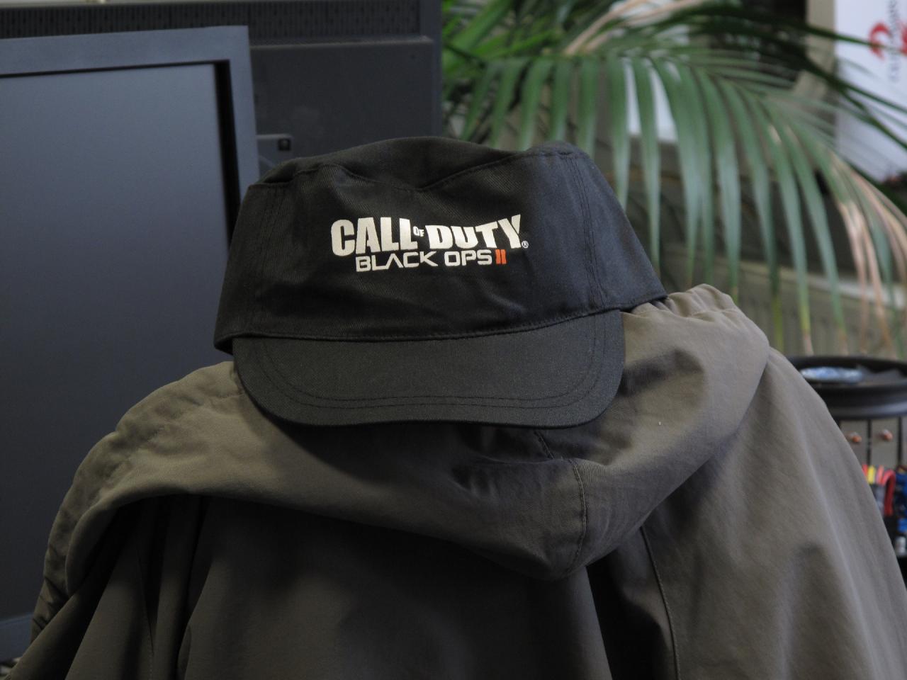[12/10/2012] Marc war in München bei der Vorstellung von Call of Duty Black Ops 2. Da geht man natürlich auch nicht ohne Andenken. Zumindest ein Basecap muss schon sein. Sicherlich haben Sie ja schon den Artikel vom Freitag gelesen. Im ausführlichen Bericht beschreibt er, was es an Neuigkeiten gibt.