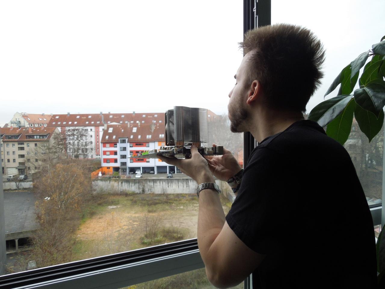 [30/11/2012] 02.12.2012: Raff, bekennender Frischluftfanatiker, will hier nicht etwa die Redaktion mit frischem Sauerstoff versorgen (zumindest nicht nur). Der Kühler seines alten Arbeits-PCs hatte wohl etwas Staub angesetzt, den Herr Vötter blasend ins Freie befördert. Und da gehört er ja auch hin, oder Herr Vötter? 