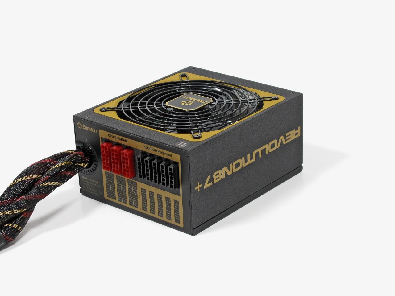[29/11/2012] 3D: Selbst mit 250 Watt Last bleibt das Enermax Revolution87+ 850W mit 0,2 Sone leise. (160 Euro)