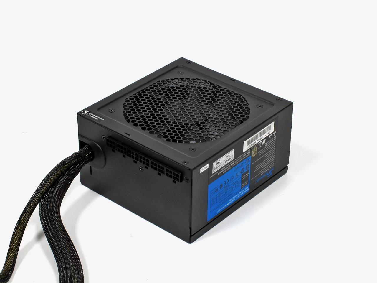 [29/11/2012] 2D: Der 120-mm-Lüfter des Seasonic G-Series 550W ist mit 0,2 Sone nur in stiller Umgebung wahrnehmbar. (95 Euro)