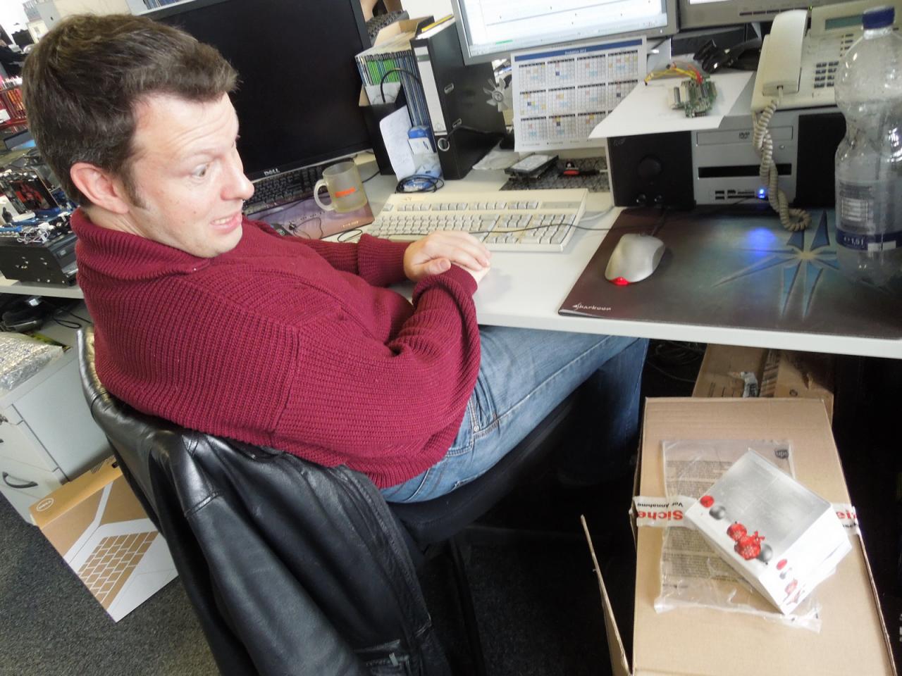 [23/11/2012] Nicht erschrecken, Carsten, in einem Monat ist wirklich schon wieder Weihnachten! Da kann es schon mal passieren, dass Ihnen kleine Präsente geschickt werden. Vielleicht hat Herr Spille aber einfach nur Angst, dass sich diese Aufmerksamkeit in Form hoher Messwerte beim Besuch der Waage ausdrücken wird. 
