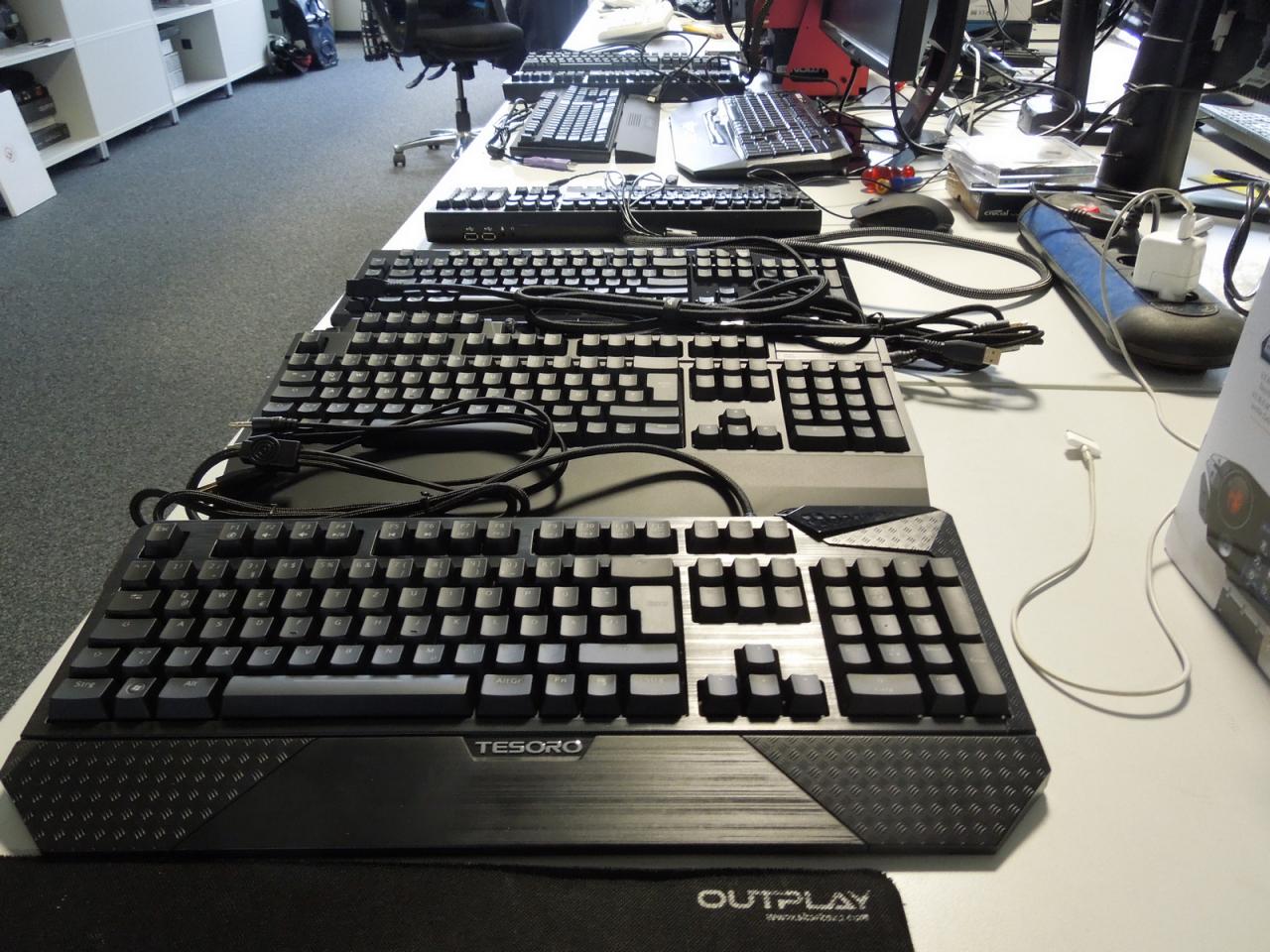 [09/11/2012] Frank, unser Experte für Eingabegeräte, hat die mechanischen Keyboards, die er gleich testen wird, zur Warnung an die Kollegen schon mal an seinem Arbeitsplatz aufgereiht. Dann dürfen die Herren schon mal zur Probe auf die Tasten hauen, damit sie sich einen ersten akustischen Eindruck von dem Soundgewitter machen können, welches sie bei den Tests erwartet. 