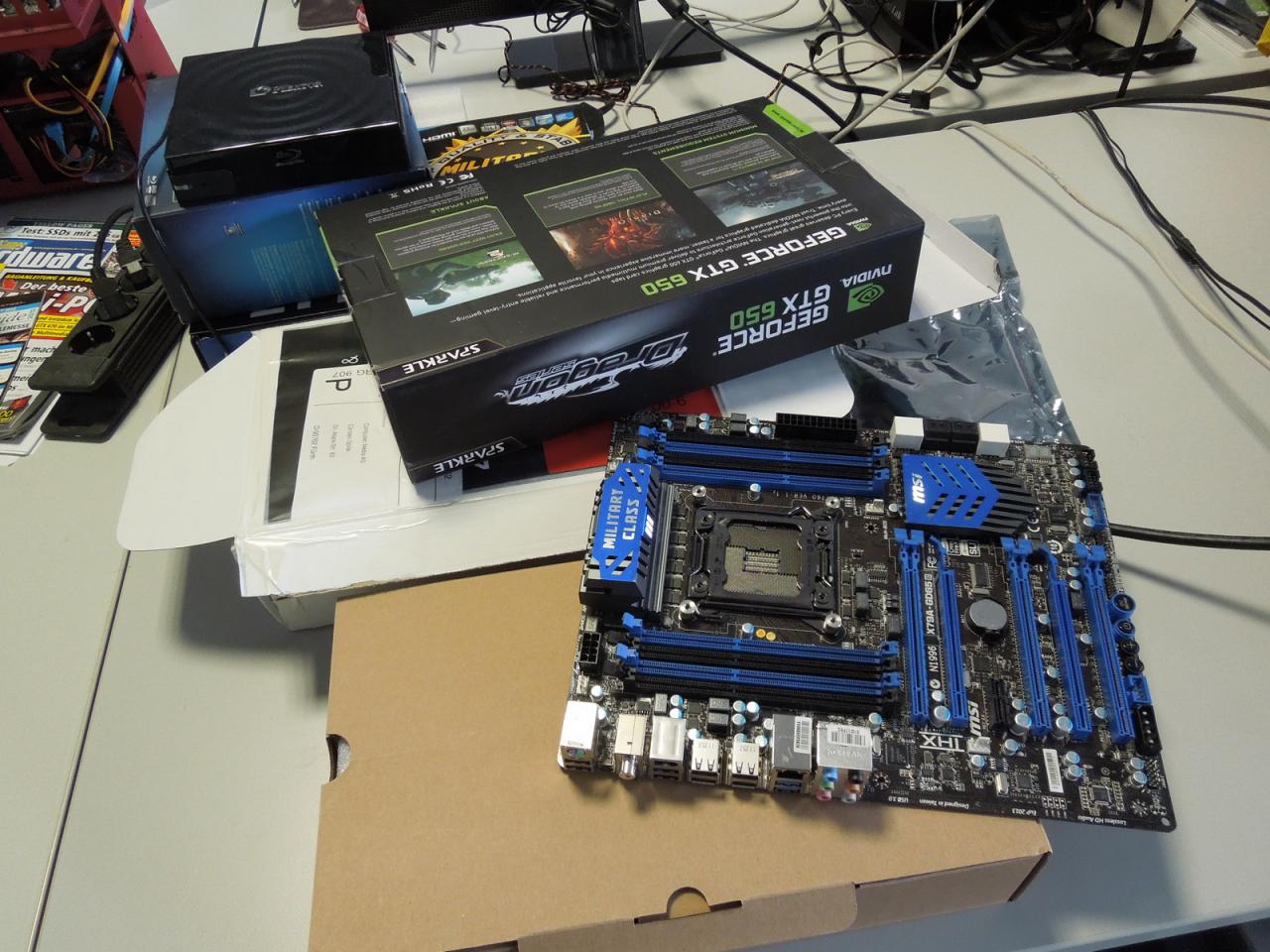 [23/11/2012] Mit dieser oder ähnlicher Hardware will Herr Spille Sie davon überzeugen, Ihren PC aufzurüsten. Zugegeben, der Karton mit der GTX 650 ist wohl eher zufällig auf dem Schreibtisch von Carsten gelandet, als VGA-Fachmann empfiehlt Carsten nämlich bestimmt potentere Modelle. Da muss wohl der rasende Reporter, der diese Bilder anfertigt, seine Finger mit im Spiel gehabt haben. 
