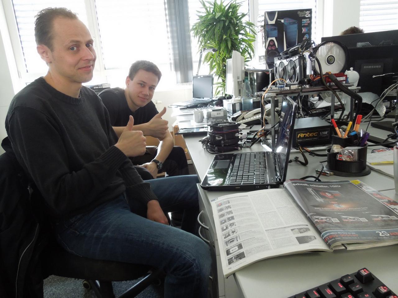 [09/11/2012] Jedi Marco, Meister der Organisation, ist mit seinem Padawan Johannes, Prakti, vollauf zufrieden. Er befolgt brav seine Anweisungen und findet die ihm aufgetragenen Aufgabe auch noch klasse. Oder hält er den Daumen etwa nur hoch, um seinen Lehrmeister zu täuschen? Das wollen wir doch nicht hoffen, Herr Goltz.