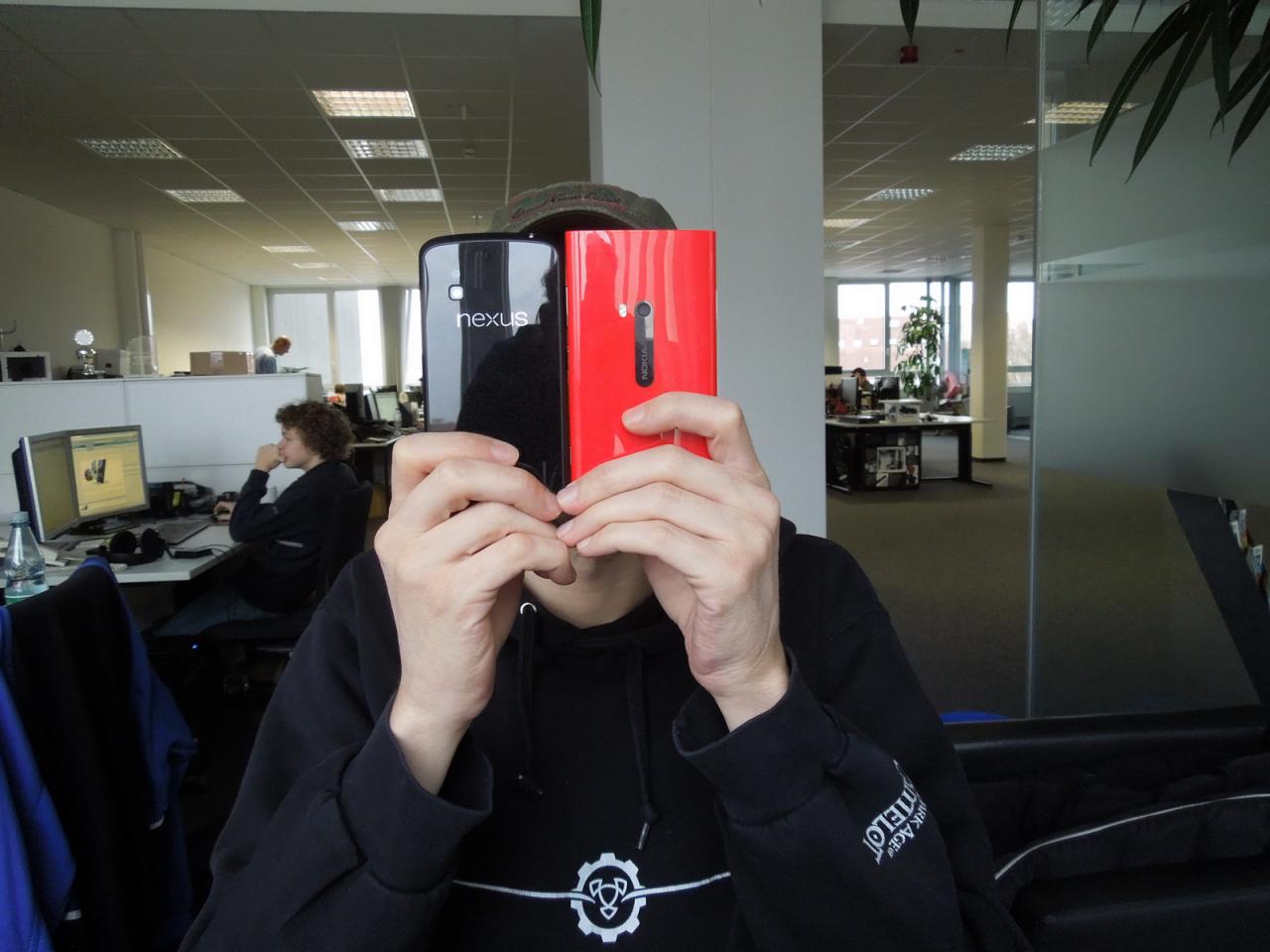 [16/11/2012] Anstatt damit zu telefonieren oder sonstiges zu veranstalten nutzt dieser Onliner das Nokia Lumia 920 und Google Nexus 4 aus LG-Fertigung erst einmal um nicht erkannt zu werden. Allerdings will er ihnen das Windows-8- respektive Android-4.2-Smartphone schon ans Herz legen, aber warum dann diese Geheimniss-Craemerei ;-).