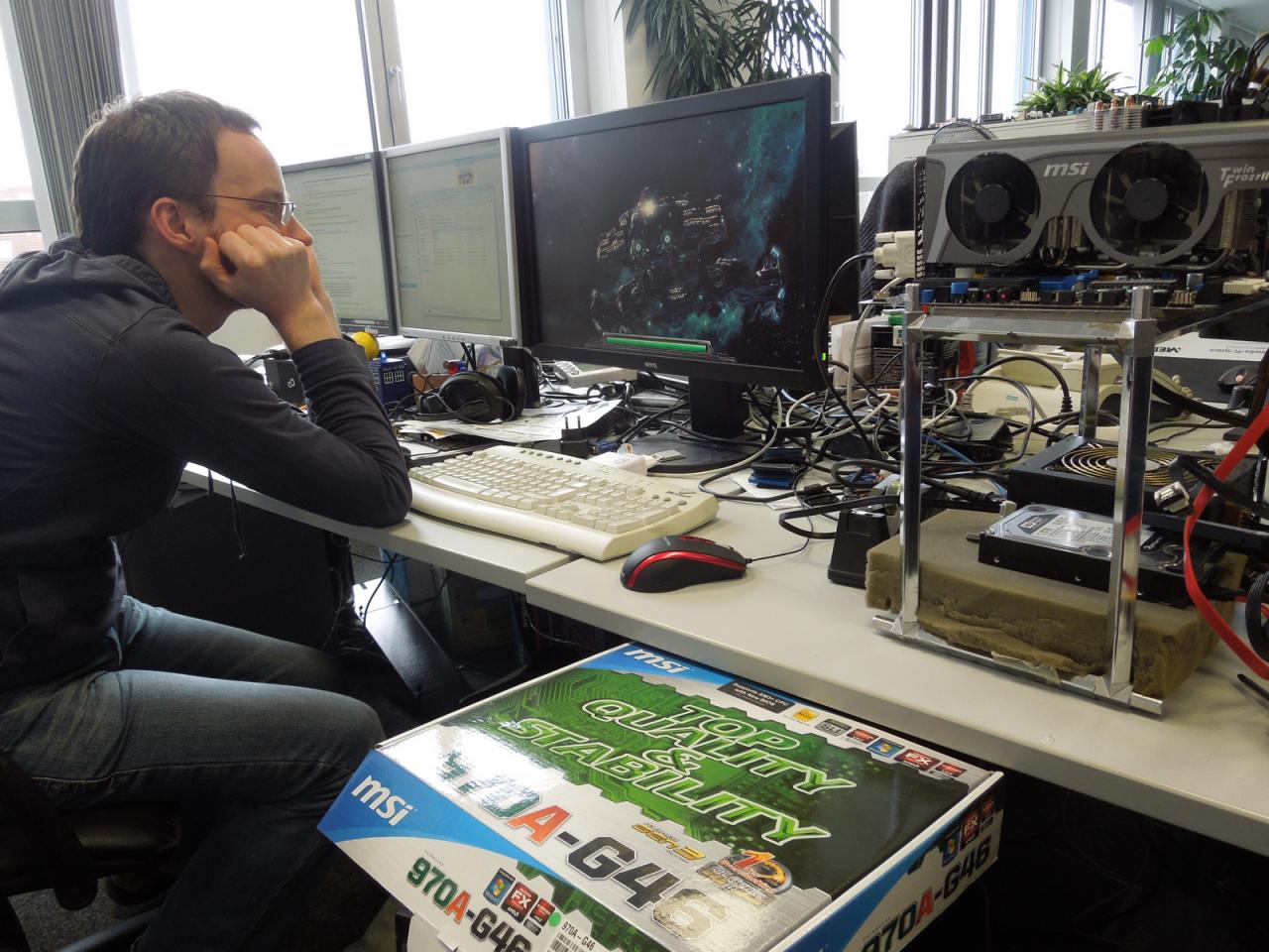 [23/11/2012] Wenn Sie beim Betrachten dieses Bildes glauben, dass unser Daniel fürs Warten bezahlt wird, dann liegen Sie aber sowas von falsch. Herr Möllendorf starrt nur deshalb gelangweilt auf den Starcraft 2-Ladebalken, weil er hofft, dass seine mit Reinhard recherchierten Methoden, um die Ladezeit von Spielen zu verkürzen, auch wirklich etwas taugen. 