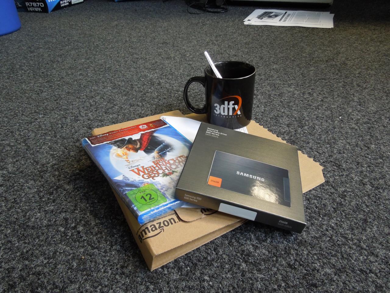 [23/11/2012] Bei Raff geht es auch schon weihnachtlich zu. Ob die SSD von Samsung ein Weihnachtsgeschenk an sich selbst ist, wollte Herr Vötter im Abgabestress nicht kommentieren. Aber für wen hat er denn die Blu-ray mit Disneys Weihnachtsgeschichte besorgt? Ist aus dem Shooter- und Action-Spiel-Fan jetzt etwa ein weicher Kerl geworden? Fragen Sie ihn doch einfach per Kommentarfunktion!