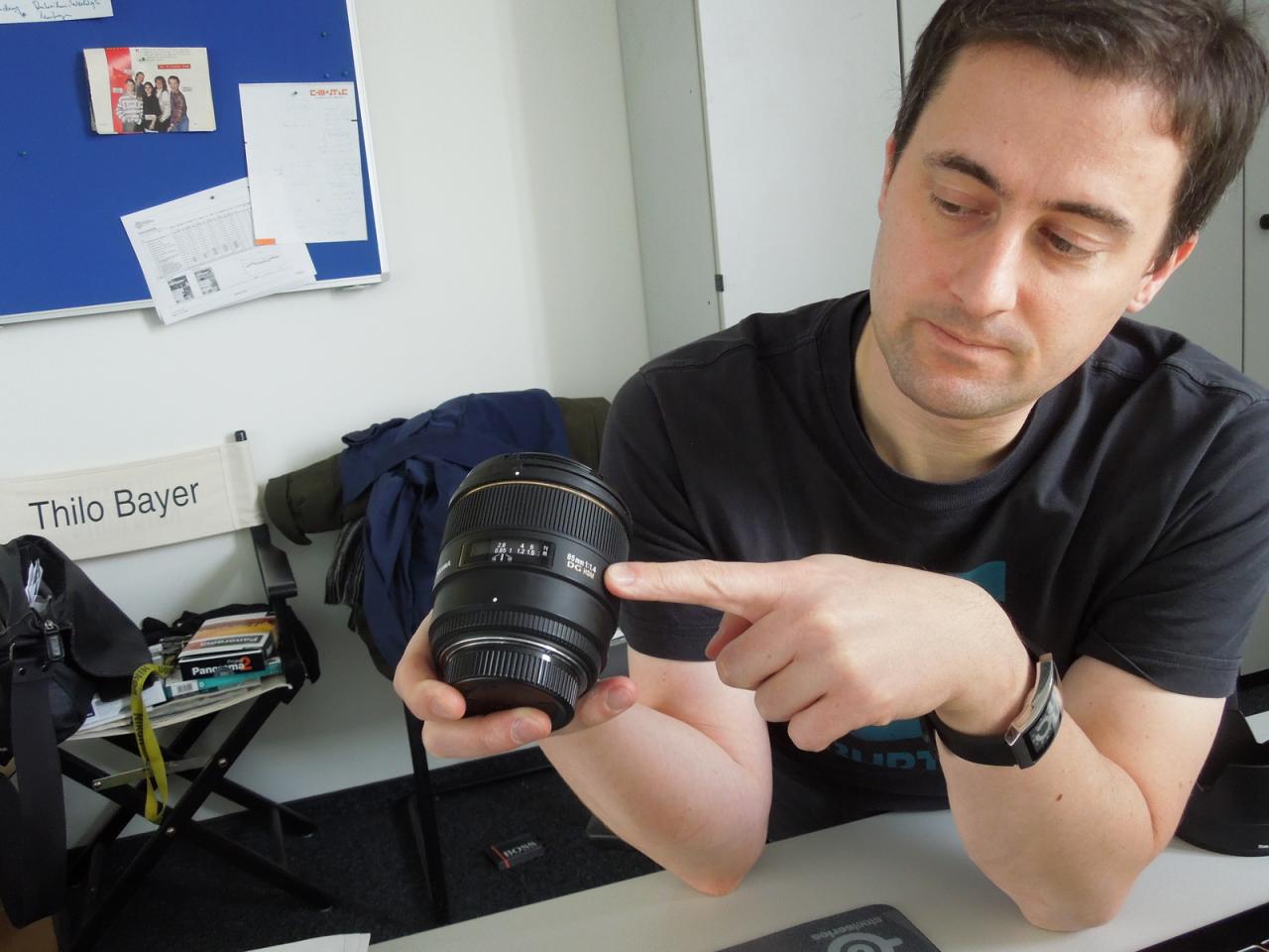 [09/11/2012] Thilo zeigt stolz seine Neuerwerbung, das Sigma 85 Millimeter-Objektiv mit Offenblende 1,4 sowie Innenfokussierung mit Ultraschallmotor. Für alle, die von dem Hobby unseres Cheffes keine Ahnung haben: Das Teil eignet sich für Bilder in düsteren Räumen und ist sau teuer, aber Thilo verdient ja laut eigener Aussage in der PCGH-Sprechstunde nicht schlecht. ;-).