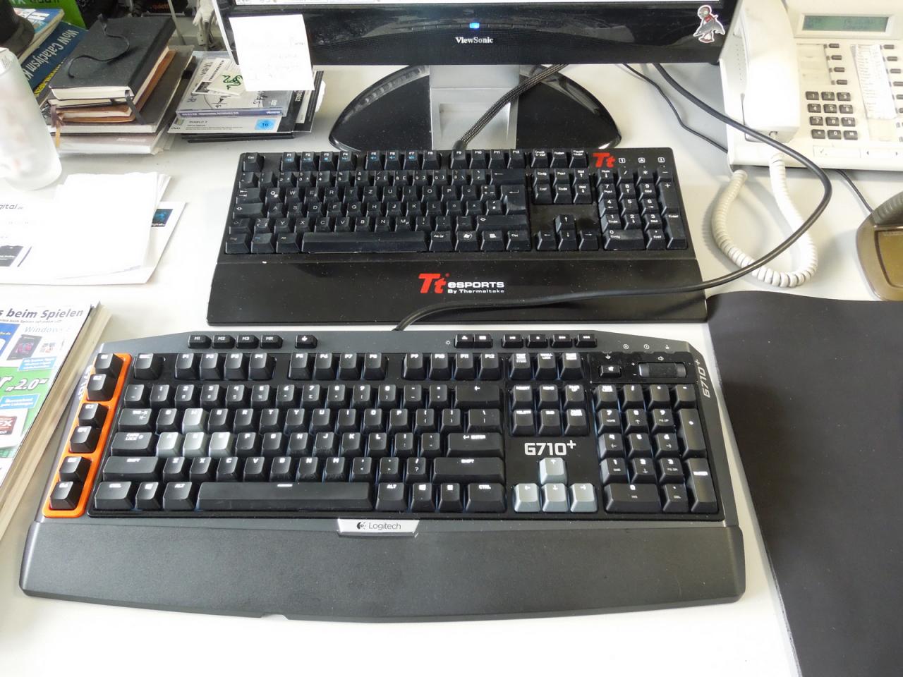 [23/11/2012] Auch wenn das so aussieht, als würde unser Spieleonkel und Experte für mechanische Tastaturen jetzt zwei Keyboards benötigen, damit er schneller schreiben kann: Dem ist nicht so, er braucht die verdoppelte Schreibhilfe, weil das Logitech G710+ noch ein US-Tastenlayout besitzt und Herr Stöwer nicht blind tippen kann. Da muss man halt mal schauen, wo denn das 