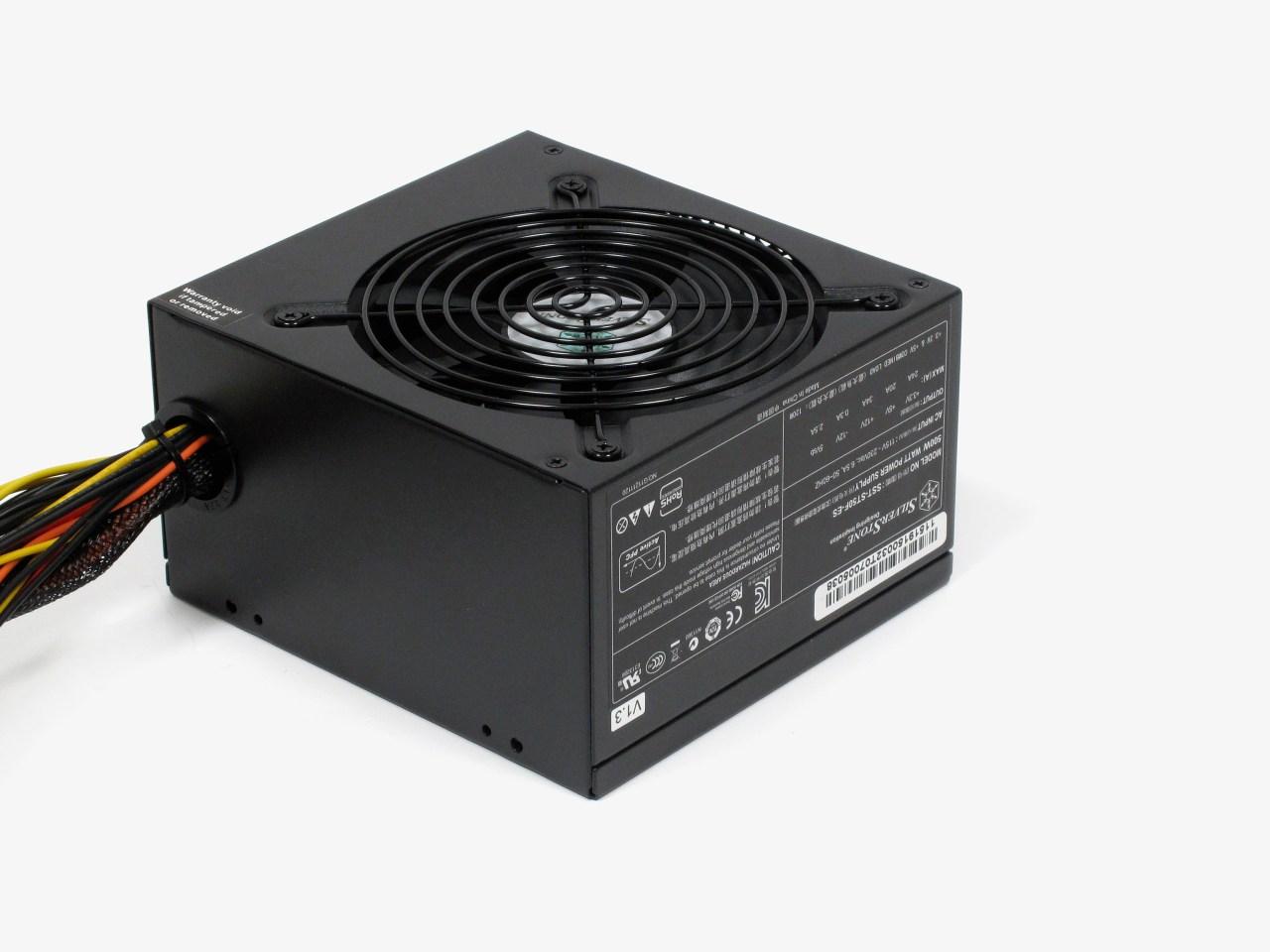 [29/11/2012] 2D: Das preiswerte Silverstone Strider Essential Series 500W (SST-ST50F-ES) ist mit 0,1 Sone kaum hörbar. (50 Euro)