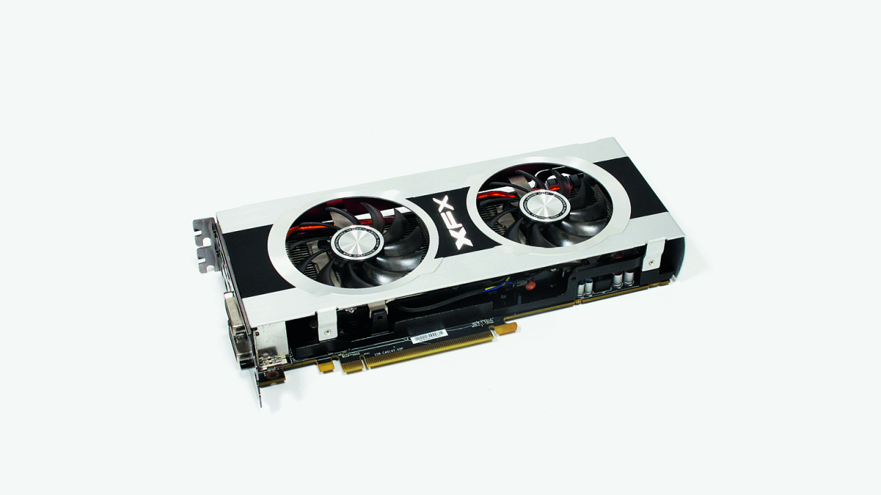 [13/12/2012] XFX HD 7850 Black Edition DD: Die XFX Radeon HD 7850 mit Double-Dissipation-Kühler arbeitet als Black Edition mit hohem Takt (+13 % OC) und kann auf zukunftssichere 2 GiByte Grafikspeicher zurückgreifen. Die Spieleleistung unterliegt der einer HD 7870 zwar, dafür ist die Karte praktisch unhörbar: Im Leerlauf werden 0,2 und beim Spielen nur 0,5 Sone erzeugt. Preisvergleich
