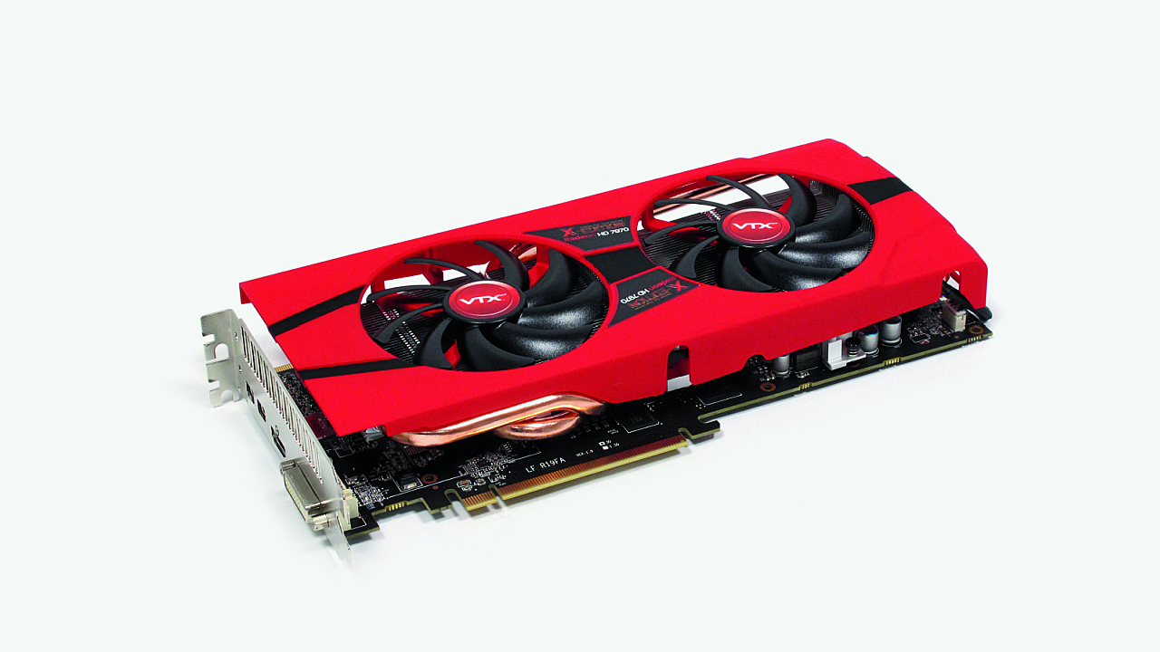 [13/12/2012] VTX3D Radeon HD 7970 X-Edition: Die HD 7970 X-Edition vom Hersteller Vertex 3D (kurz VTX3D) bietet dank des Verzichts auf eine Boost-Funktion konstant 1.050 MHz Kerntakt und rechnet damit auf GHz-Edition-Niveau. Dazu gibt's einen in dieser Gewichtsklasse angenehm leisen Kühler, der im Leerlauf 0,5 und beim Spielen höchstens 1,9 Sone erzeugt. Preisvergleich