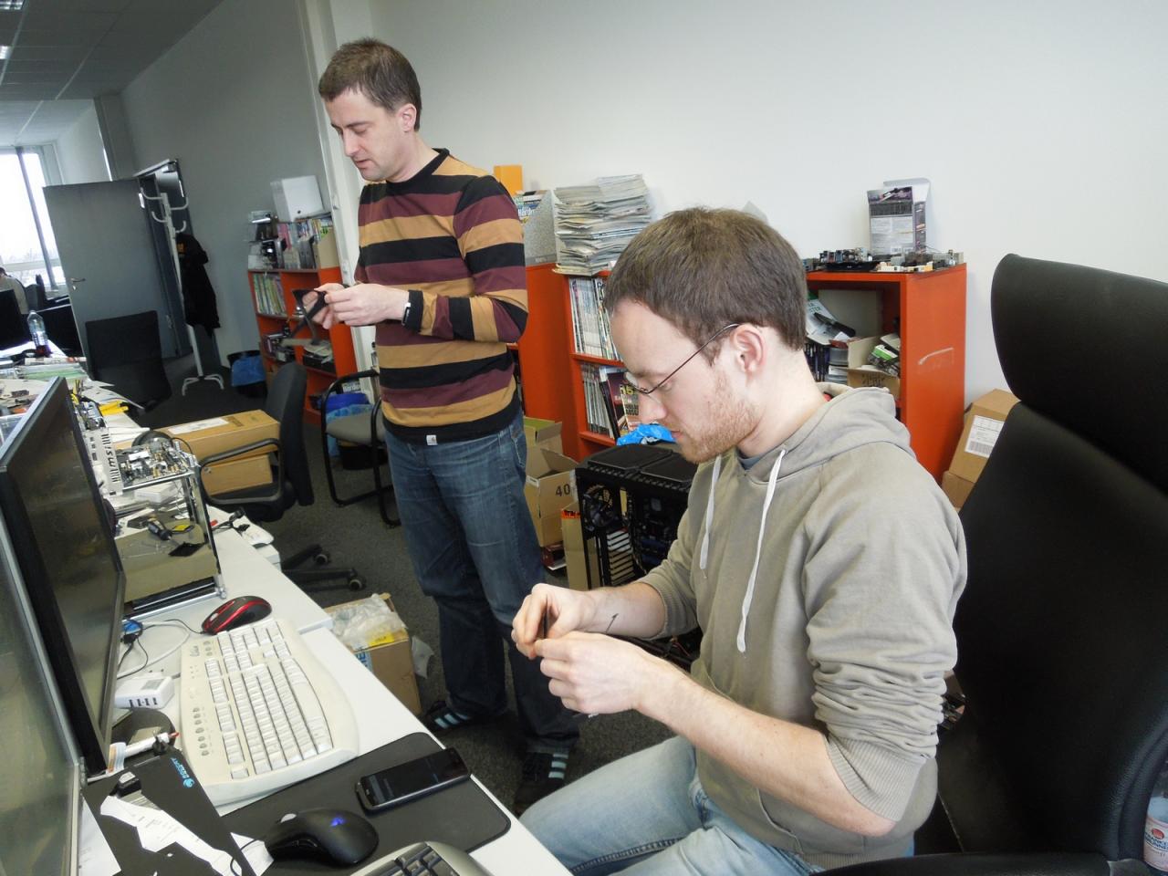 [21/12/2012] Mit dem Smartphone-Halter aus Pappe haben Thilo und Daniel ein eher kurioses Geschenk erhalten. Das Problem bei der Sache: Das gute Stück muss erst noch zusammengebaut werden. Aber damit haben, wie man sieht, geübte PC-Schrauber wie Herr Bayer und Herr Möllendorf ja offensichtlich kein Problem, oder etwa doch?