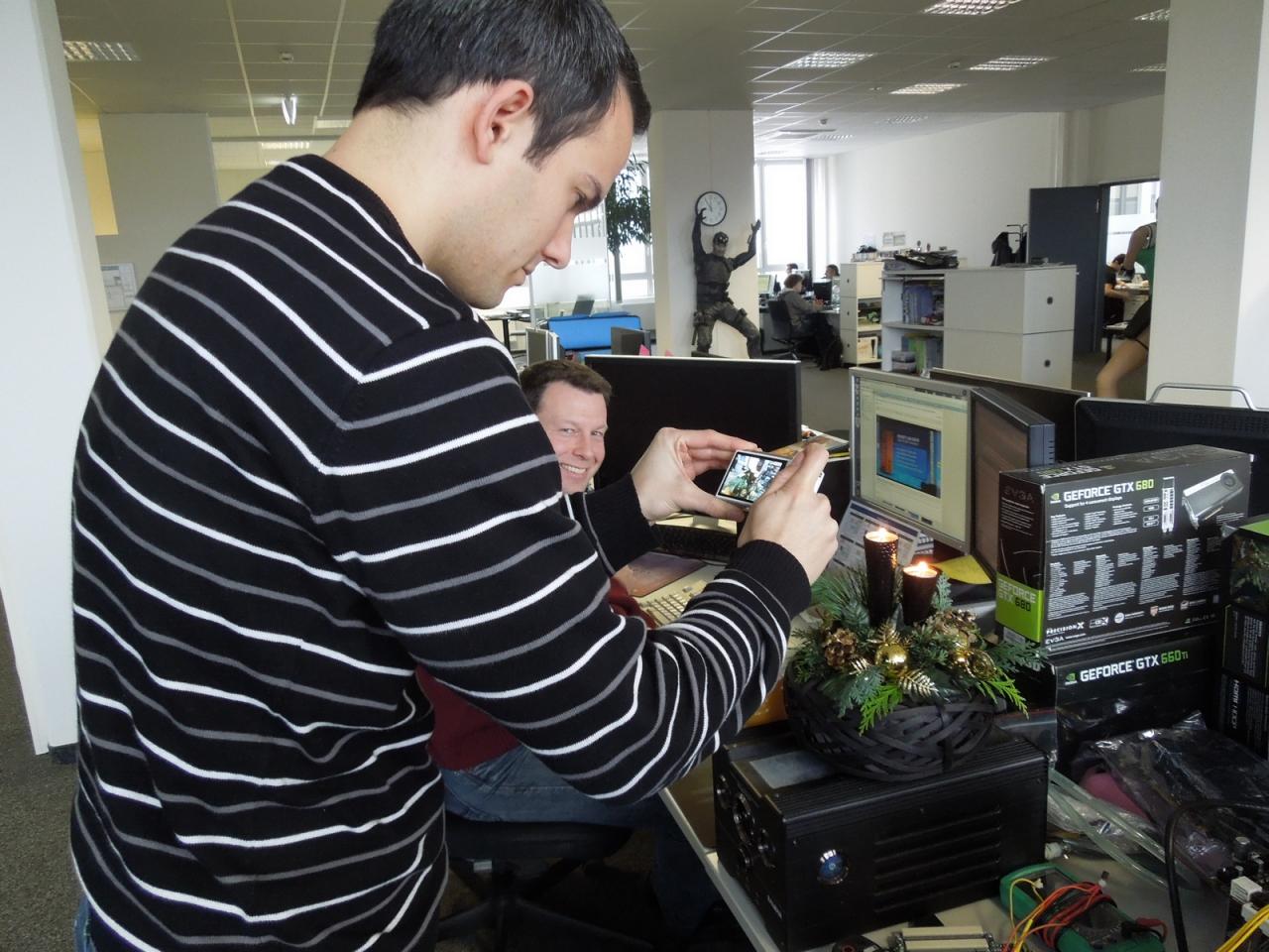 [21/12/2012] Daniel Waadt, unser E-Commerce-Experte, bekam diese Woche mit der Casio Elixim HS EX-ZR1000 eine ganz besondere Kamera in die Hände. Die kann nämlich Zeitlupen-Videos mit bis zu 1.000 Bilden pro Sekunde aufzeichnen. Da musste der arme Carsten für Daniels Filmversuche gleich mehrmals die Kerzen bei seiner weihnachtlichen Arbeitsplatzverschönerung ausblasen und sie anschließend wieder anzünden. 