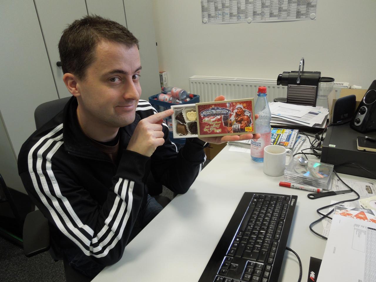 [21/12/2012] Auch unser Stratege und Meister Thilo ist mit einem (es könnten auch mehrere gewesen sein) Weihnachtsgeschenk bedacht worden. Das die Leckereien von den Machern eines seiner Lieblingstitel kommen, freut Herrn Bayer ganz besonders. Fragt sich nur, ob er, oder doch eher sein Nachwuchs in den Genuss der Süßigkeiten kommen wird. 