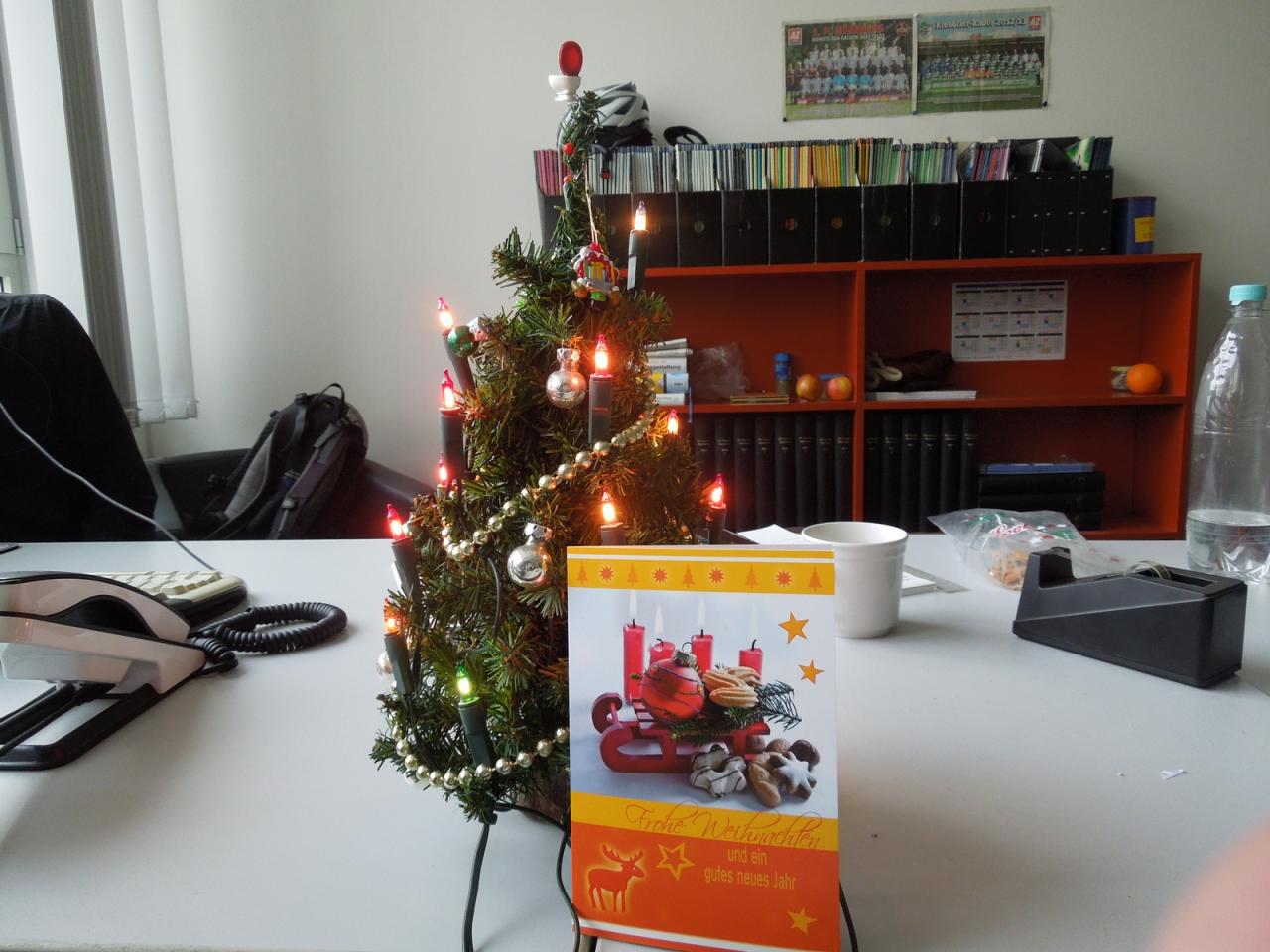 [21/12/2012] MIt diesen Bild unseres legedären Layout-Weihnachtsbaums und der analogen Grußkarte möchte die Redaktion der PC Games Hardware allen Lesern ein frohes Fest wünschen. Lassen Sie es sich gut gehen und feiern Sie schön. In diesem Sinn:Frohe Weihnachten! 