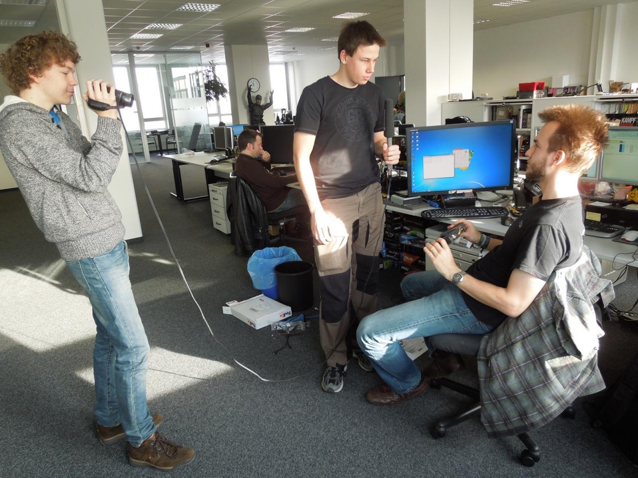 [07/12/2012] 09.12.2012: Unser Raff ist ja bekanntermaßen ein sehr eloquenter Typ. Grund genug, um Ihn vor die Kamera zu holen, damit er seine allerseits geschätzten und oft flapsigen Weisheiten rund um Grafikkarten zum Besten geben kann. Was VGA-Master Vötter zur neuen VTX3D 7870 Black mit Tahiti LE-Chip zu sagen hat, können Sie schon bei hardwareclips.com oder youtube sehen. 