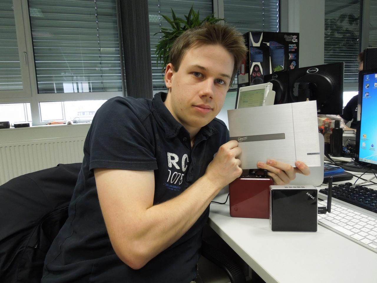 [14/12/2012] Es geht immer noch kleiner, zumindest, wenn Johannes (mal wieder) testet. Kaum ist der Mini-PC zusammengeschraubt, da findet man am Platz unseres Praktikanten eine Ansammlung von winzig kleinen Rechenmaschinen für die Hosentasche. Und ein Gerät nennt sich auch noch NUC. Nuc Nuc, klingt das nicht knuffig :) 