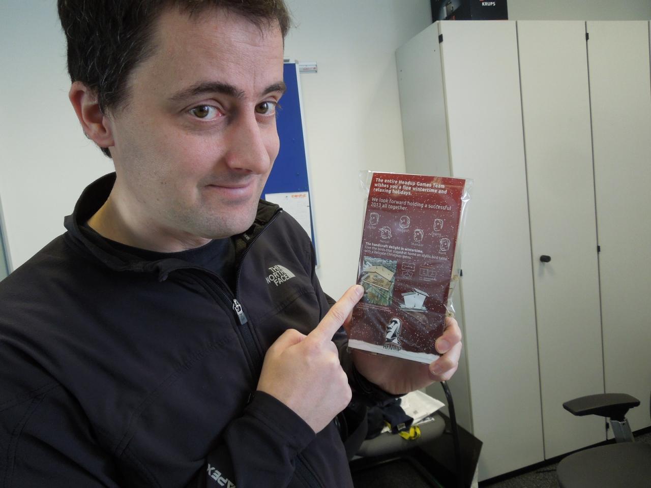 [14/12/2012] In der Vorweihnachtszeit landet so manches kuriose Geschenk auf unseren Schreibtischen. Diesmal hat Thilo das große Los gezogen, denn er wurde mit einem Vogelhäuschen zum selber basteln beschenkt. Ob der Versender wohl wusste, dass Thilo erst kürzlich in ein neues Domizil gezogen ist und da noch keine Futterkrippe für das Federvieh installiert hat? 